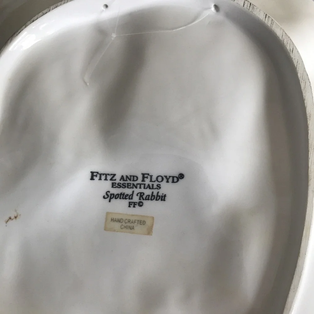FITZ & FLOYD Essentials Spotted Rabbit w/vegetables decorative‎ Plate
